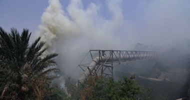 بالصور.. حريق بالغاب فى كورنيش المعادى والأهالى يحاولون السيطرة عليه 