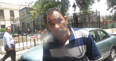 بالفيديو.. مواطن يهدد بحرق نفسه أمام البرلمان: "سرقت علشان أجيب علاج "