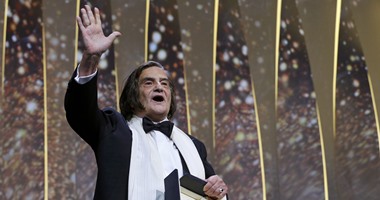 بالصور.. الممثل جان بيير يتسلم السعفة الذهبية الفخرية بمهرجان "كان"