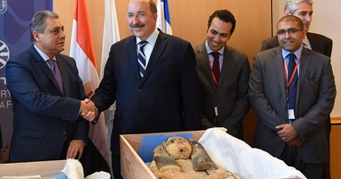 بالصور.. إسرائيل تسلم مصر رسميا قطعتين أثريتين مسروقتين منذ ثورة يناير