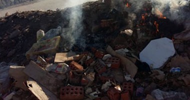 بالصور.. الأهالى يناشدون المسؤولين رفع القمامة من طريق بأكياد فاقوس الشرقية