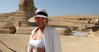 بالصور .. سائحة أمريكية تنشر صورها أثناء رحلتها لمصر وتدعو أصدقائها لزيارتها