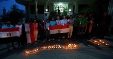 فى وقفة بالشموع.. فلسطينيون يتضامنون مع مصر أمام سفارتها برام الله