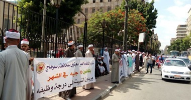 خطباء المكافأة يتظاهرون أمام مجلس الوزراء للمطالبة بالتعيين