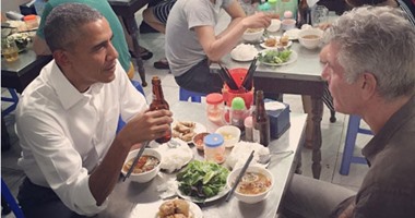 أوباما يتناول العشاء مع الكاتب أنتونى بوردين بمطعم شعبى بفيتنام دون حراسة
