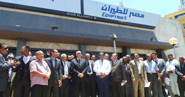 بالصور.. محافظ أسوان يشارك فى وقفة لدعم مصر للطيران أمام الشركة 