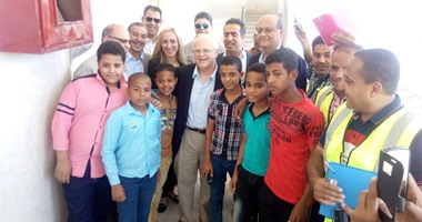 بالصور.. نائب رئيس البنك الدولي يلتقط سيلفي مع طلاب مدرسة الحبيل بالأقصر
