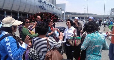 بالصور.. المزمار والطبل البلدى فى استقبال وفد سياحى إندونيسى بمطار القاهرة