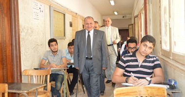 بالصور.. رئيس جامعة طنطا يتفقد امتحانات الفصل الدراسى الثانى