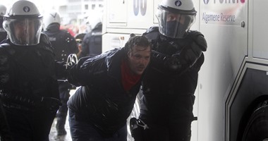 بالصور.. إصابات فى صفوف الشرطة ومتظاهرين مناهضين لإجراءات التقشف فى بلجيكا