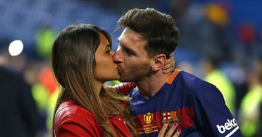 شاهد.. قبلة "أنطونيلا" تخطف ميسى فى حفل تتويج برشلونة بكأس اسبانيا