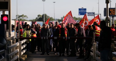 بالصور.. فرنسا مهددة بالشلل مع اتساع الاحتجاجات ضد قانون العمل