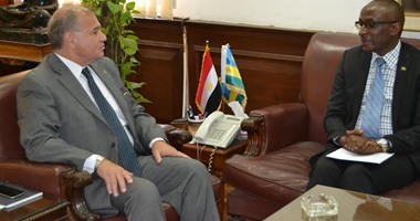 بالصور.. رئيس جامعة الإسكندرية يستقبل سفير رواندا