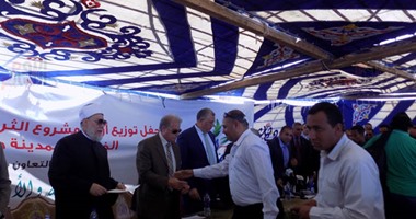 بالصور.. محافظ جنوب سيناء يسلم 115 "شيك" للشباب بمدينة الطور