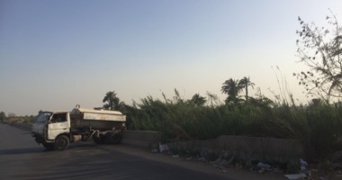 صحافة المواطن.. بالصور.. سيارة صرف صحى تلقى حمولتها على طريق مصر – أسيوط