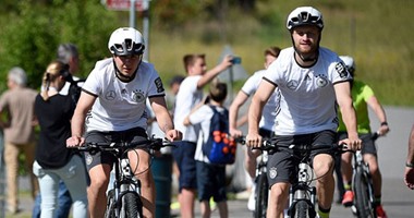 بالصور.. منتخب ألمانيا لكرة القدم فى سباق دراجات بسويسرا