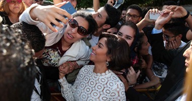 شيرين تلتقط "سيلفى" مع الجمهور المغربى بعد مؤتمرها الصحفى فى "موازين"
