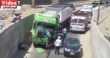بالفيديو..اصطدام "تريلا" بسور الطريق الدائرى ومواطن يرفع لافتة "الإسعاف تنزل فيه حادثة"