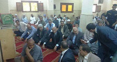 بالصور.. محافظ المنيا ومدير الأمن يتفقدان الأوضاع داخل قرية الكرم 