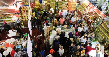 إقبال كثيف من المواطنين على معرض منتجات أهلا رمضان