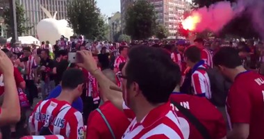 بالفيديو .. مواجهة بين جماهير ريال مدريد وأتليتكو فى ساحة ميلانو
