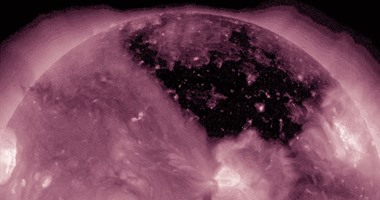بالصور.. علماء ناسا يرصدون ثقبا مظلما عملاقا داخل الشمس