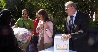 بالصور.. وزيرة التعاون الدولى ومحافظ جنوب سيناء يوزعان 600 كرتونة رمضان  