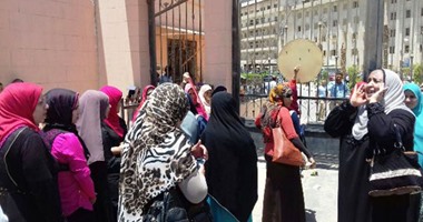 بالصور.. وقفة لممرضات مستشفى بنى سويف الجامعى للمطالبة بتطبيق الكادر