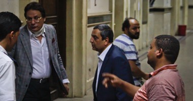 وصول نقيب الصحفيين إلى نيابة وسط القاهرة تمهيدًا لإخلاء سبيله