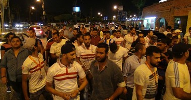 بالصور.. مظاهرة لمشجعى الزمالك أمام منزل أحمد الطيب لمساندته ضد شوبير