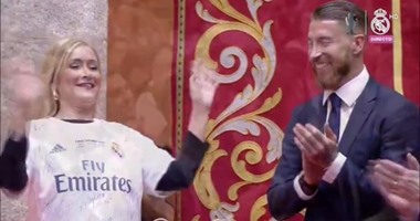 بالصور.. رئيسة بلدية مدريد تكرم نجوم الملكى ودقيقة صمت على مشجعى العراق