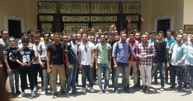 طلاب الدبلومات الفنية يتظاهرون أمام وزارة التعليم بسبب صعوبة الامتحانات
