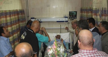 بالصور.. محافظ جنوب سيناء يزور مساعد مدير الأمن ونجله بمستشفى الطور العام