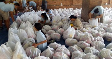 بالصور.. طلاب مدرسة ينجحون فى تجميع 1200 شنطة "رمضان"