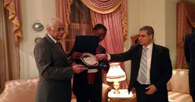 بالصور.. على عبد العال يهدى رئيس البرلمان الإفريقى درع مجلس النواب المصرى