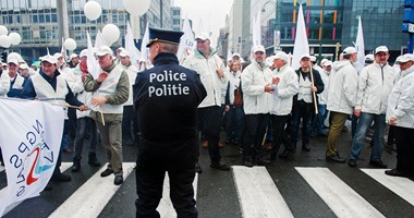 بالصور.. موظفو القطاع العام فى بلجيكا يبدأون إضرابا عن العمل احتجاجا على تدابير التقشف