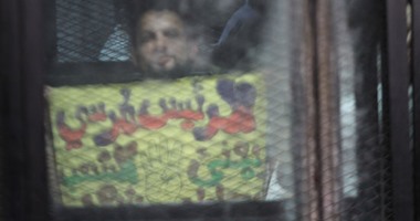 بالفيديو..آخر هذيان الجماعة..متهم إخوانى يرفع لافتة "مرسى يهنئ الشعب برمضان"