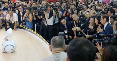 بالفيديو.. الرئيسة التايوانية تجرى حديثا مع روبوت "آسوس" الجديد