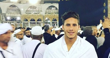 رمضان صبحى ينشر صورة بملابس العمرة ويعلق: أحلى مكان فى العالم