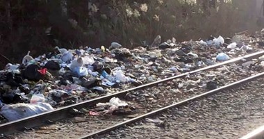 "صحافة المواطن".. شكوى من انتشار القمامة على جانبى سكك حديد أبو حماد