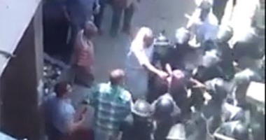 تداول فيديو لضابط شرطة يعتدى على سيدة بالعصا خلال إزالة عقارات تل العقارب