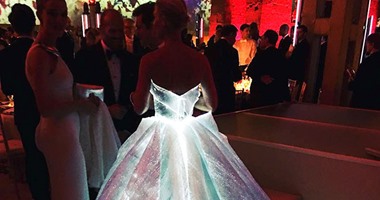 فستان كلير دينيس "اللى بينور".. مزود بـ30 بطارية ويصلح فستانًا للزفاف
