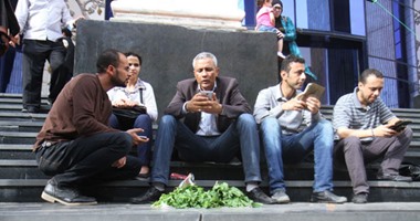 بالصور.. عضو بـ"مجلس الصحفيين" يبيع فجل وجرجير على سلالم النقابة