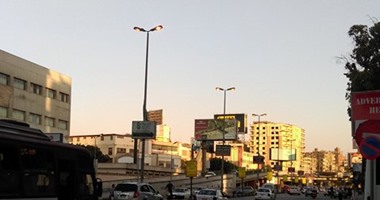 بالصور.. أعمدة الكهرباء مضاءة فى وضح النهار بشارع البطل أحمد عبد العزيز