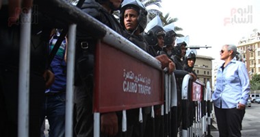 بالصور.. الأمن يمنع منى مينا ووفد النقابات المستقلة من التضامن مع الصحفيين