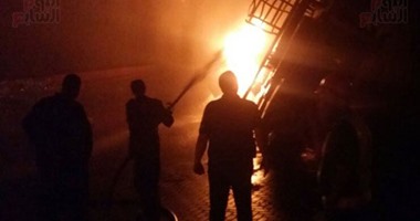 بالفيديو.. حريق هائل فى الرويعى بالعتبة والدفع بسيارات الإطفاء للسيطرة على النيران
