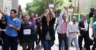بالفيديو والصور.. مسيرة للصحفيين نحو مقر قوات الأمن بشارع عبد الخالق ثروت بشعار "فكوا الحصار"