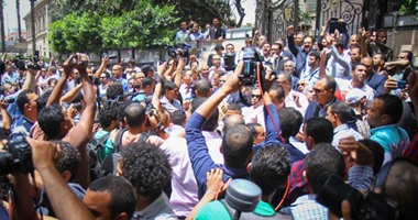 بالصور.. الصحفيون والمحامون ينظمون وقفة بشارع عبد الخالق ثروت ويهتفون: "ايد واحدة"