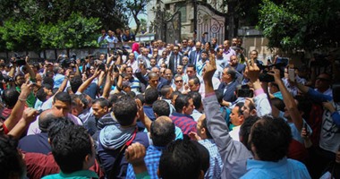 الصحفيون والمحامون ينظمون وقفة بشارع عبد الخالق ثروت ويهتفون: "ايد واحدة"