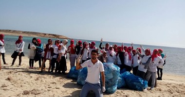 بالصور..حملة نظافة بشاطئ أصيلة فى مرسى علم للتوعية بأهمية الحفاظ على البيئة